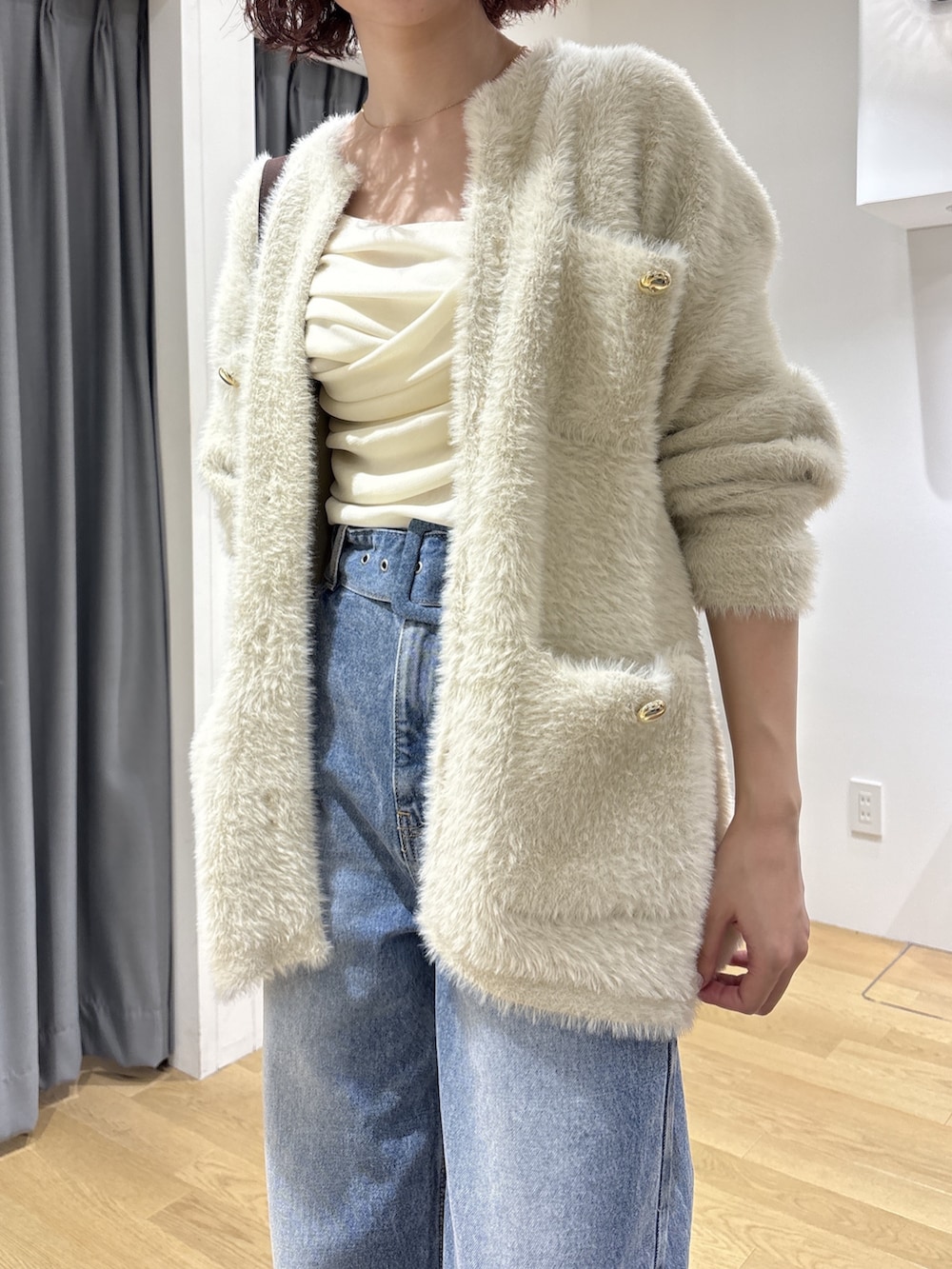ホワイト系のカーディガン/ボレロ、ブラック系のハンドバッグ、ホワイト系のTシャツ/カットソーを着用したレディースの秋コーディネートの5枚目の写真