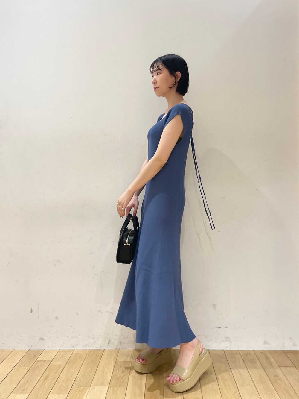 ブルー系のワンピース、ブラック系のショルダーバッグ、ベージュ系のサンダルを着用したレディースの夏コーディネートの4枚目の写真
