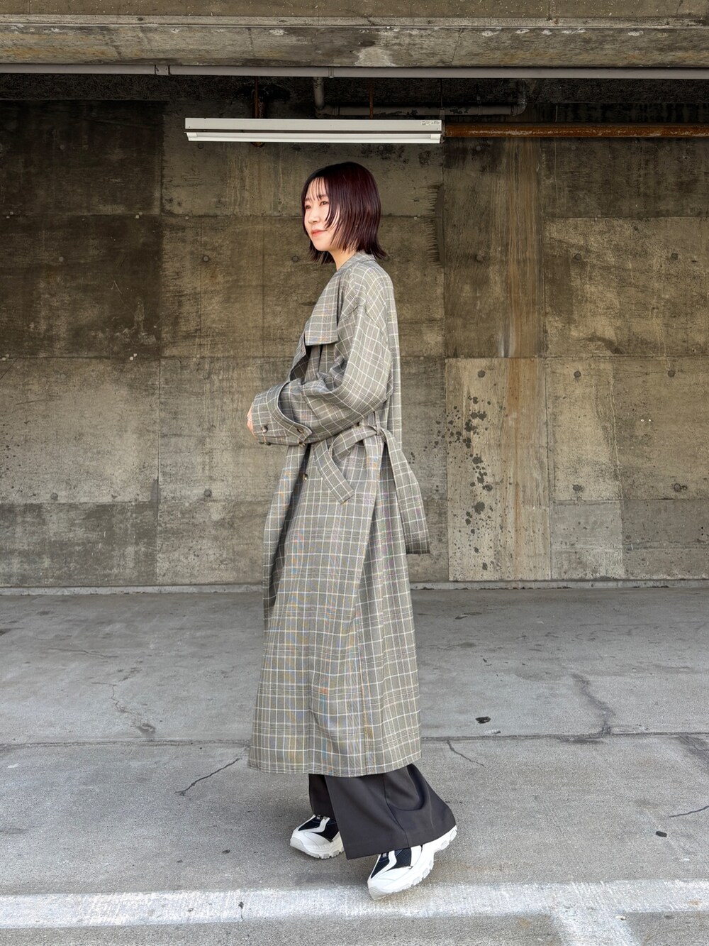 グリーン系のニット/セーター、グレー系のその他パンツ、ベージュ系のチェスターコートを着用したレディースの冬コーディネートの2枚目の写真