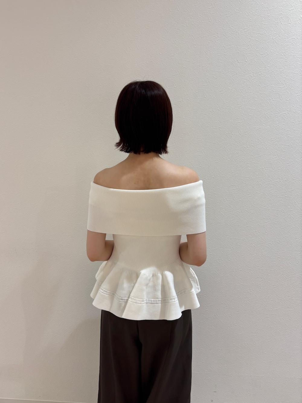 ブラウン系のその他パンツ、ホワイト系のニット/セーター、イエロー系のハンドバッグを着用したレディースの夏コーディネートの6枚目の写真