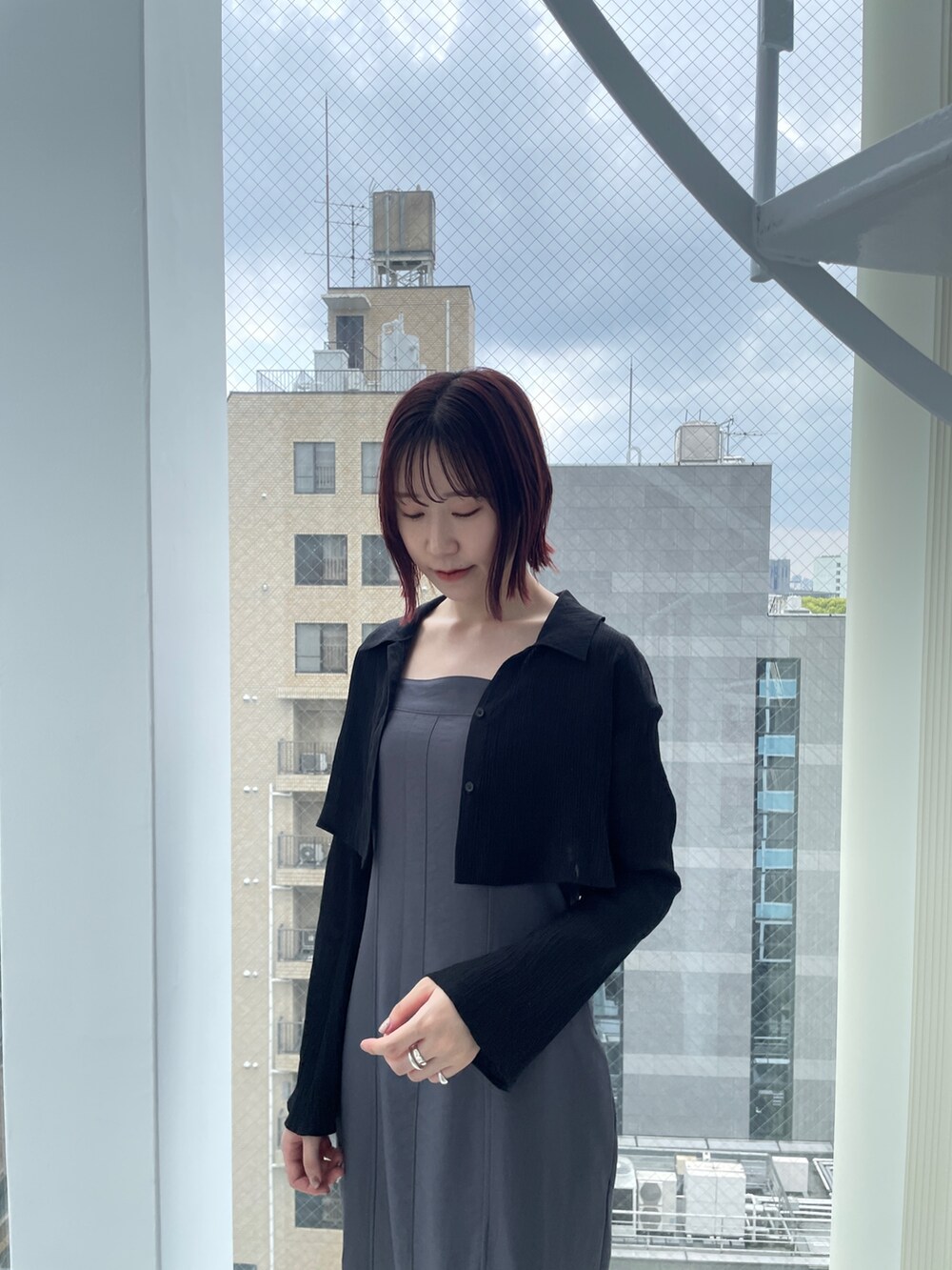 グレー系のワンピースを着用したレディースの夏コーディネートの5枚目の写真