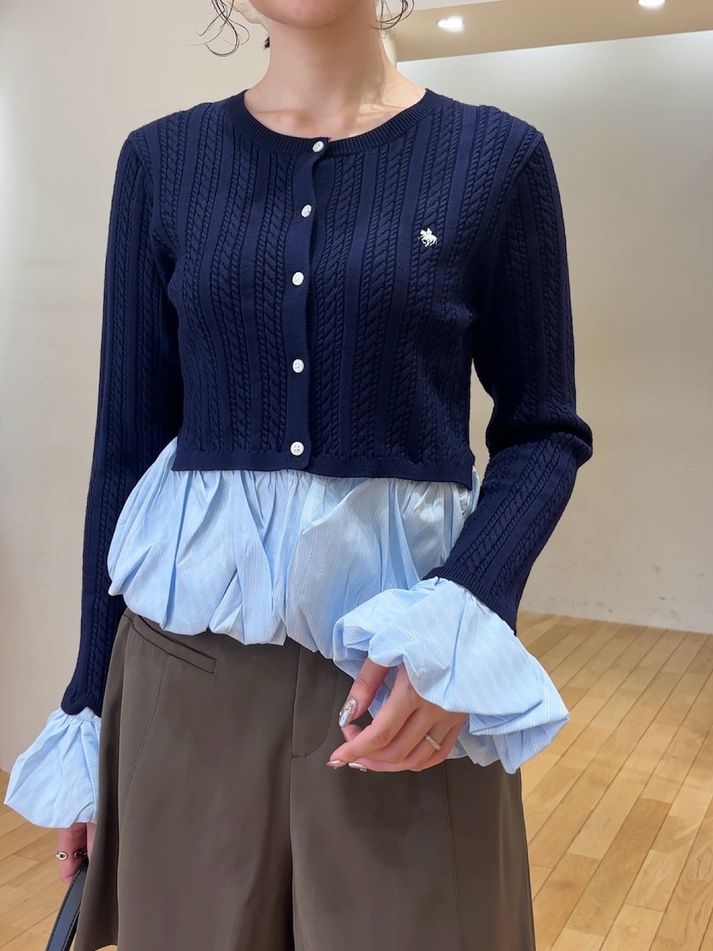 ブラウン系のその他パンツ、ブルー系のカーディガン/ボレロ、ブラック系のブーツを着用したレディースの夏コーディネートの5枚目の写真