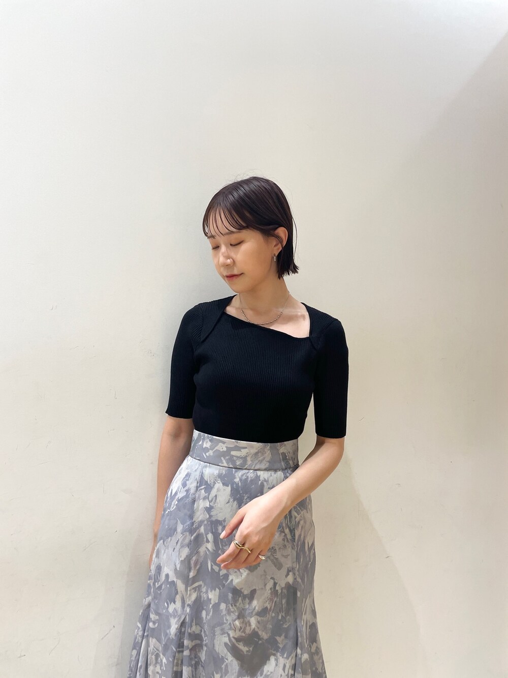 ブラック系のニット/セーター、パープル系のスカート、ブルー系のサンダルを着用したレディースの夏コーディネートの7枚目の写真