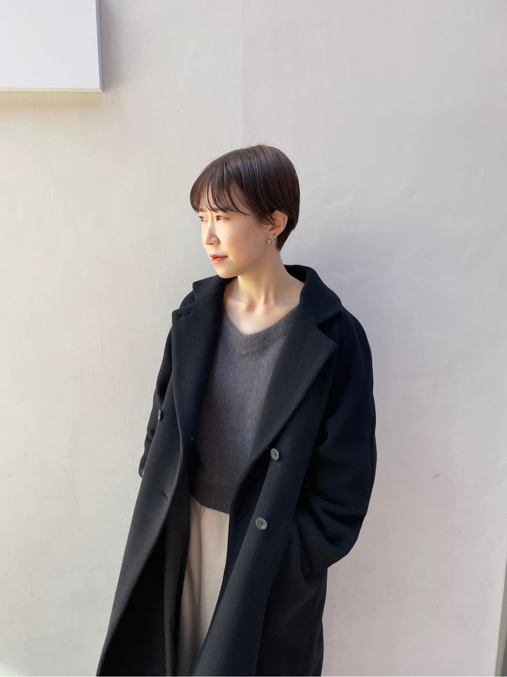 ホワイト系のその他シューズ、グレー系のスカート、ブラック系のその他アウターを着用したレディースの冬コーディネートの8枚目の写真