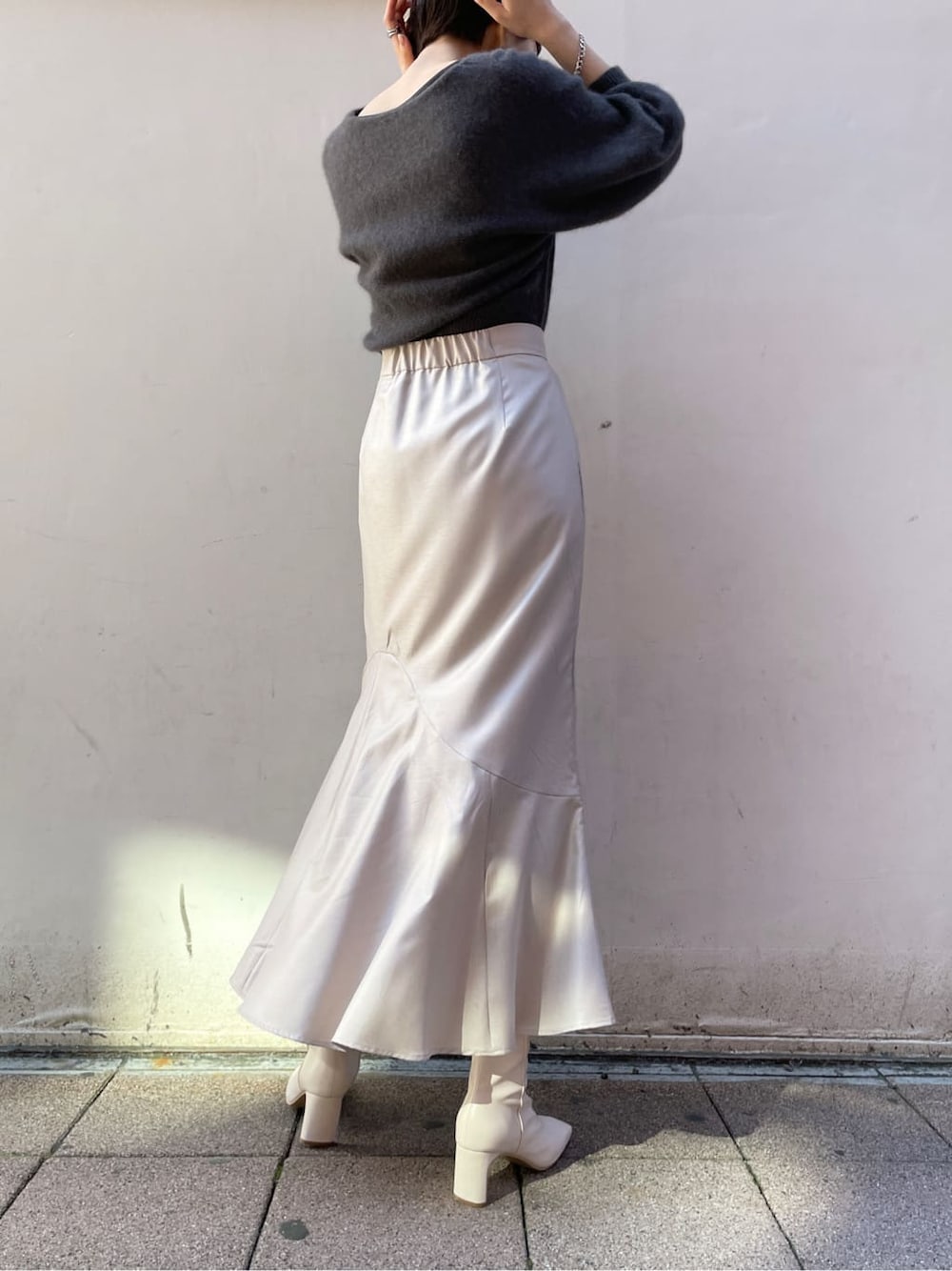 ホワイト系のその他シューズ、グレー系のスカート、ブラック系のその他アウターを着用したレディースの冬コーディネートの3枚目の写真