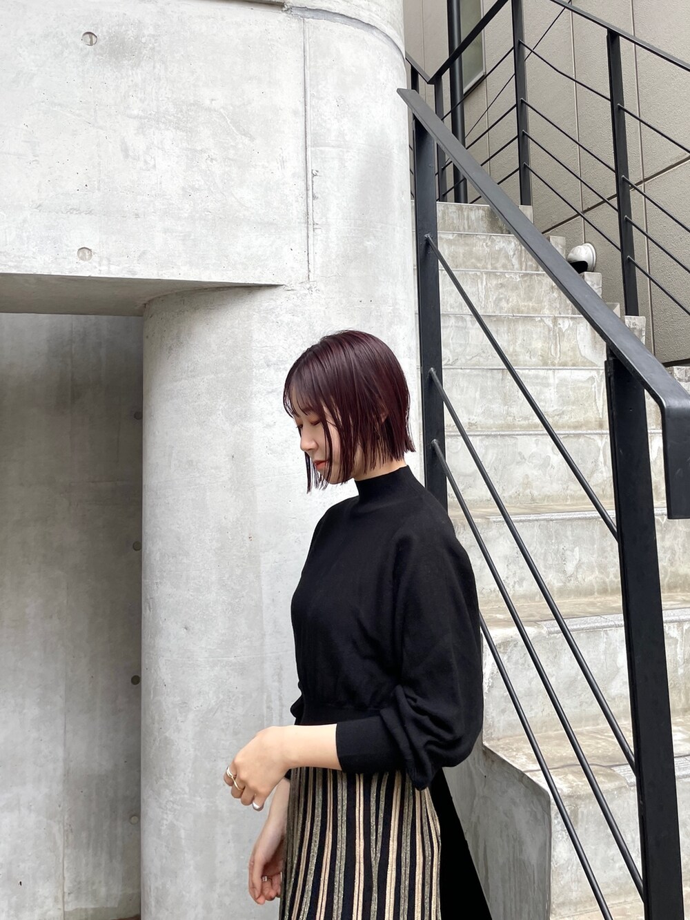 ホワイト系のブーツ、ブラック系のワンピース、グレー系のノーカラーコートを着用したレディースの冬コーディネートの5枚目の写真