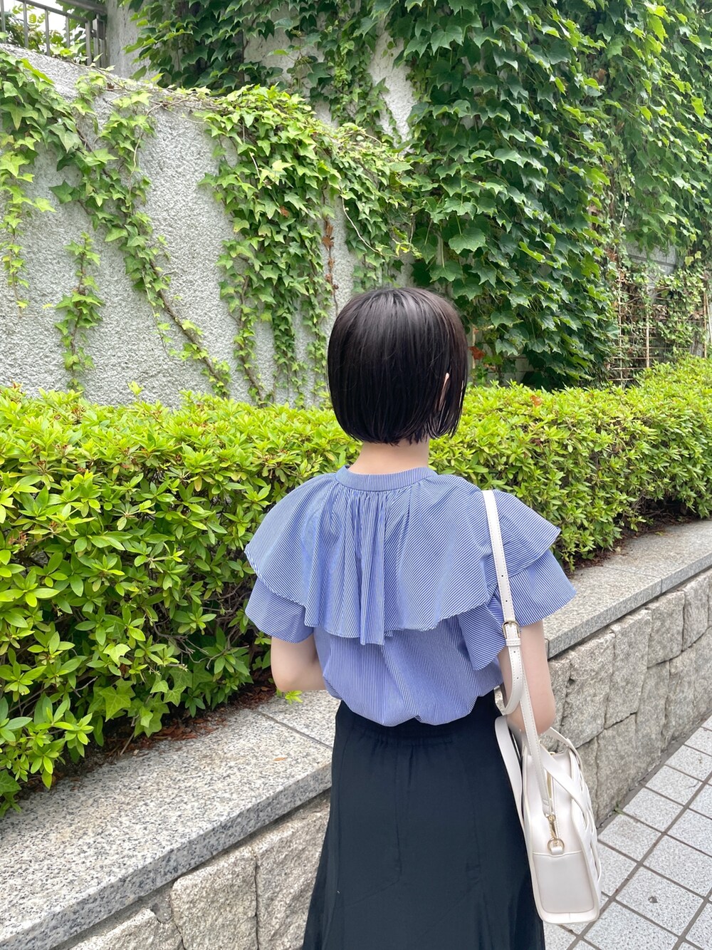 ホワイト系のショルダーバッグ、ブルー系のシャツ/ブラウス、ブラック系のスカートを着用したレディースの夏コーディネートの8枚目の写真