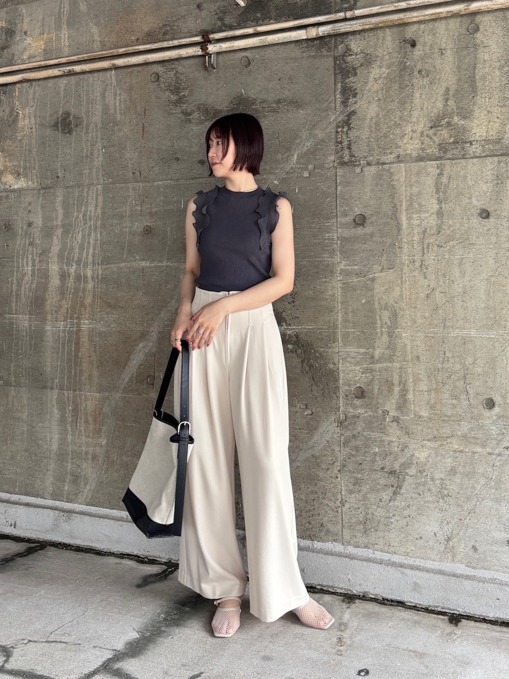 ホワイト系のその他パンツ、ブラック系のショルダーバッグ、グレー系のニット/セーターを着用したレディースの夏コーディネートの3枚目の写真