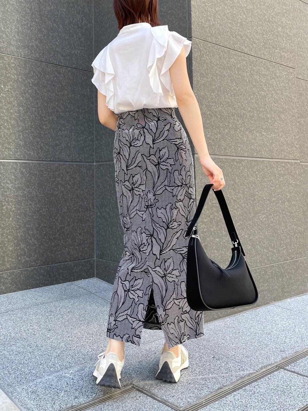 ホワイト系のシャツ/ブラウス、ブラック系のスカート、ブラック系のハンドバッグを着用したレディースの春コーディネートの5枚目の写真