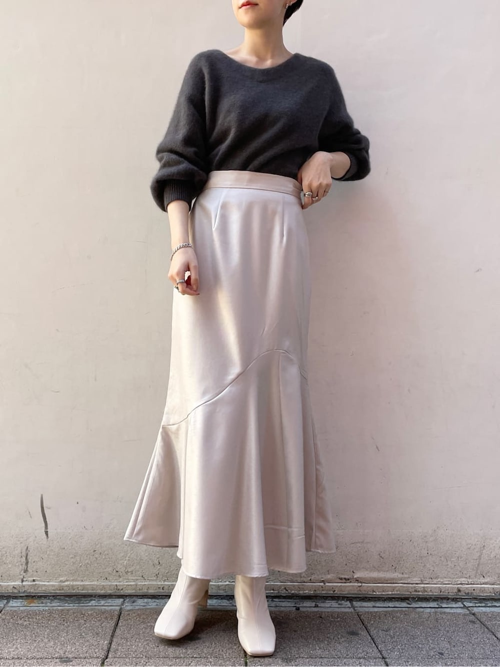 ホワイト系のその他シューズ、グレー系のスカート、ブラック系のその他アウターを着用したレディースの冬コーディネートの2枚目の写真