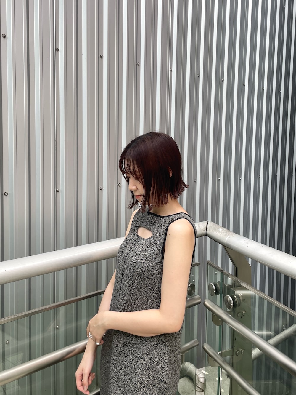 ブラウン系のサンダル、ブラック系のワンピースを着用したレディースの夏コーディネートの7枚目の写真