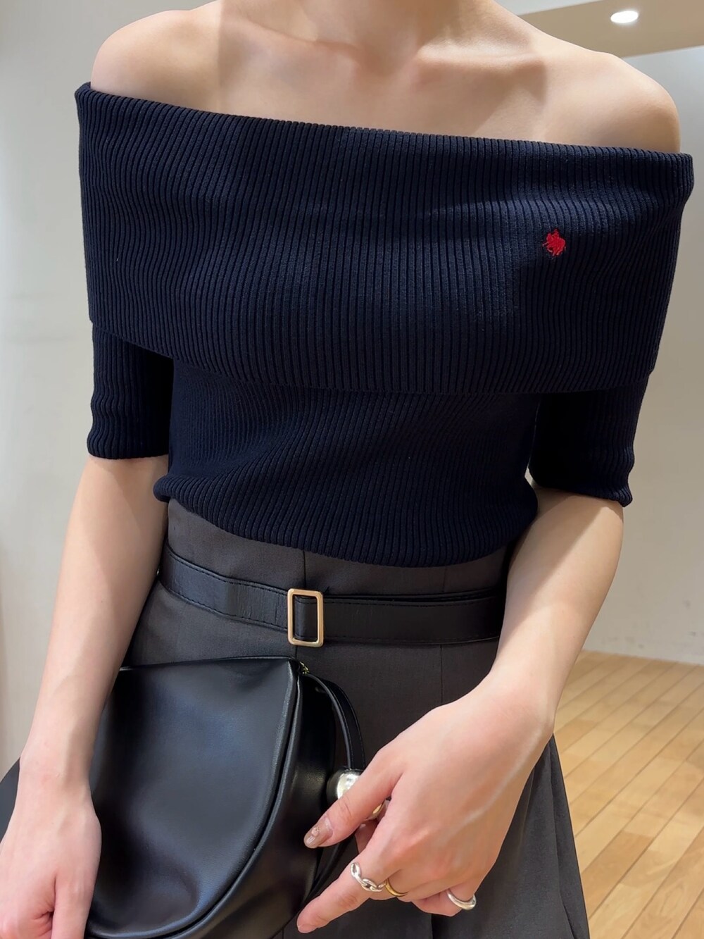 グレー系のその他パンツ、ブルー系のニット/セーター、ブラック系のショルダーバッグを着用したレディースの春コーディネートの5枚目の写真