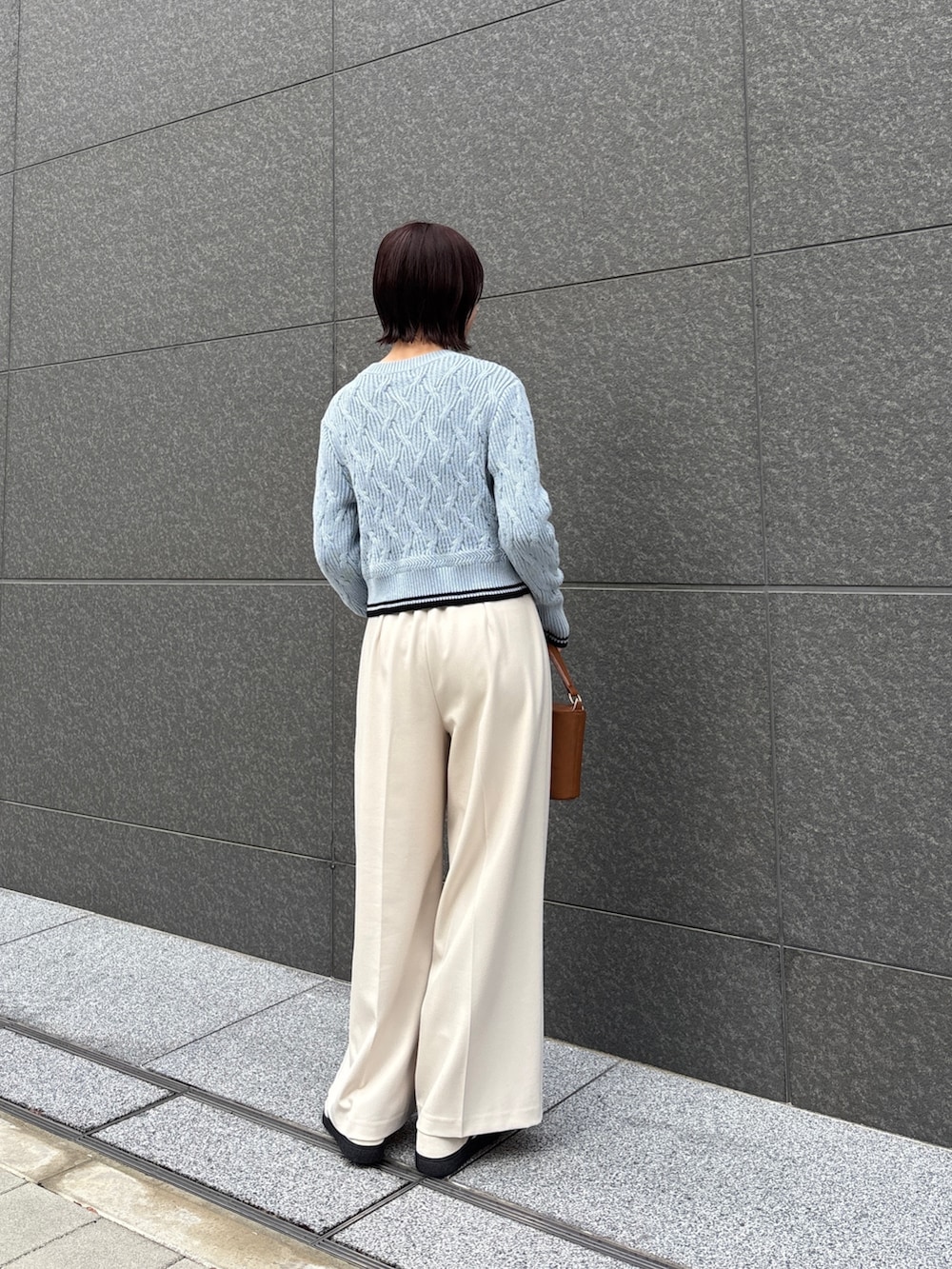 ブルー系のワンピース、ホワイト系のその他パンツ、イエロー系のハンドバッグを着用したレディースの冬コーディネートの3枚目の写真