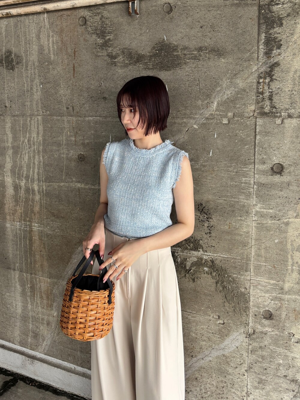 ホワイト系のその他パンツ、ブラウン系のハンドバッグ、ブルー系のニット/セーターを着用したレディースの夏コーディネートの4枚目の写真