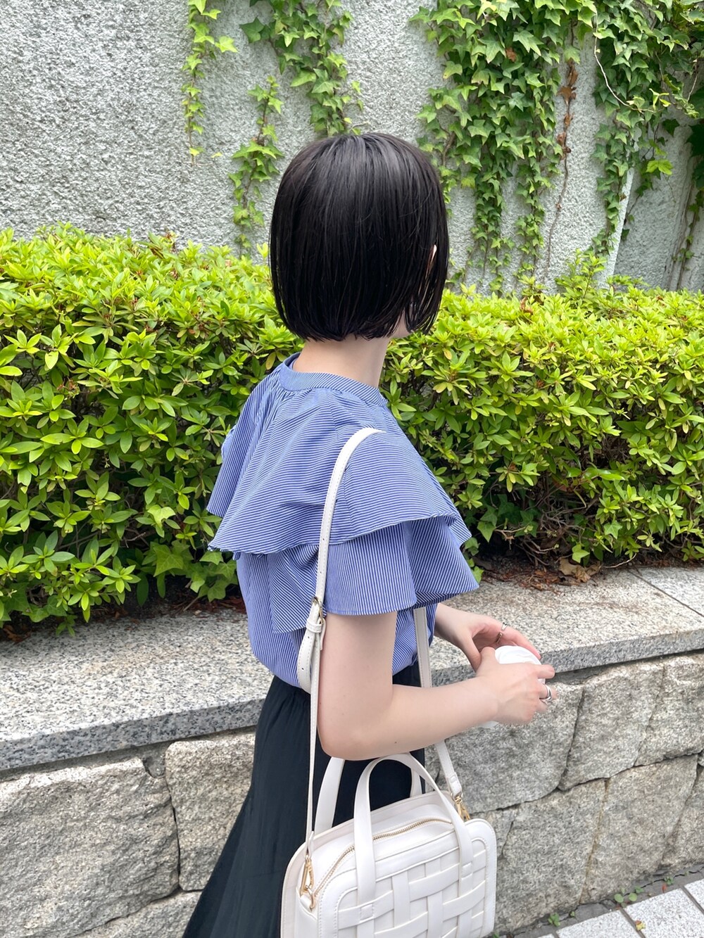 ホワイト系のショルダーバッグ、ブルー系のシャツ/ブラウス、ブラック系のスカートを着用したレディースの夏コーディネートの7枚目の写真