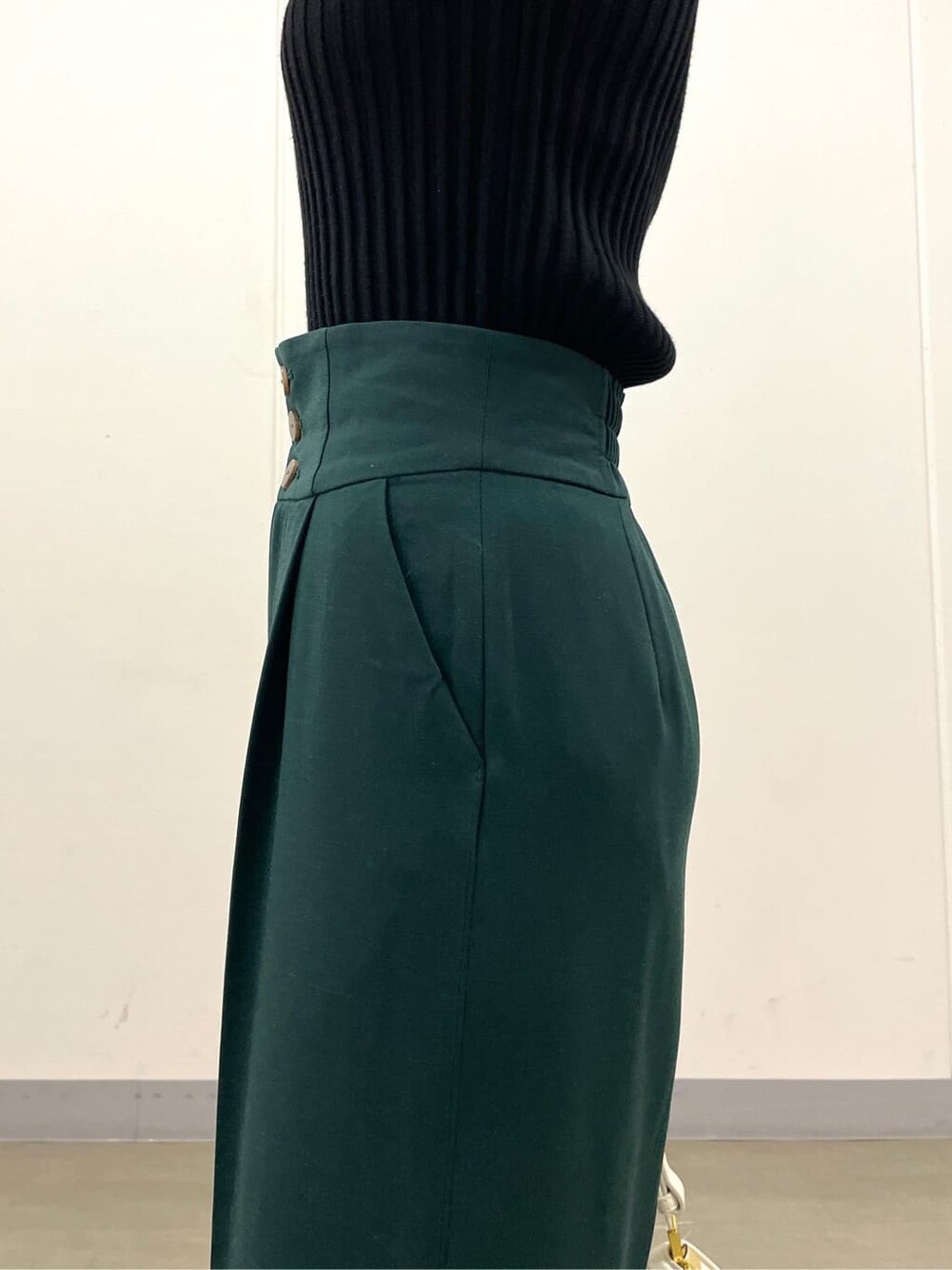 グリーン系のその他パンツ、ブラック系のパンプス、ブラック系のニット/セーターを着用したレディースの夏コーディネートの8枚目の写真