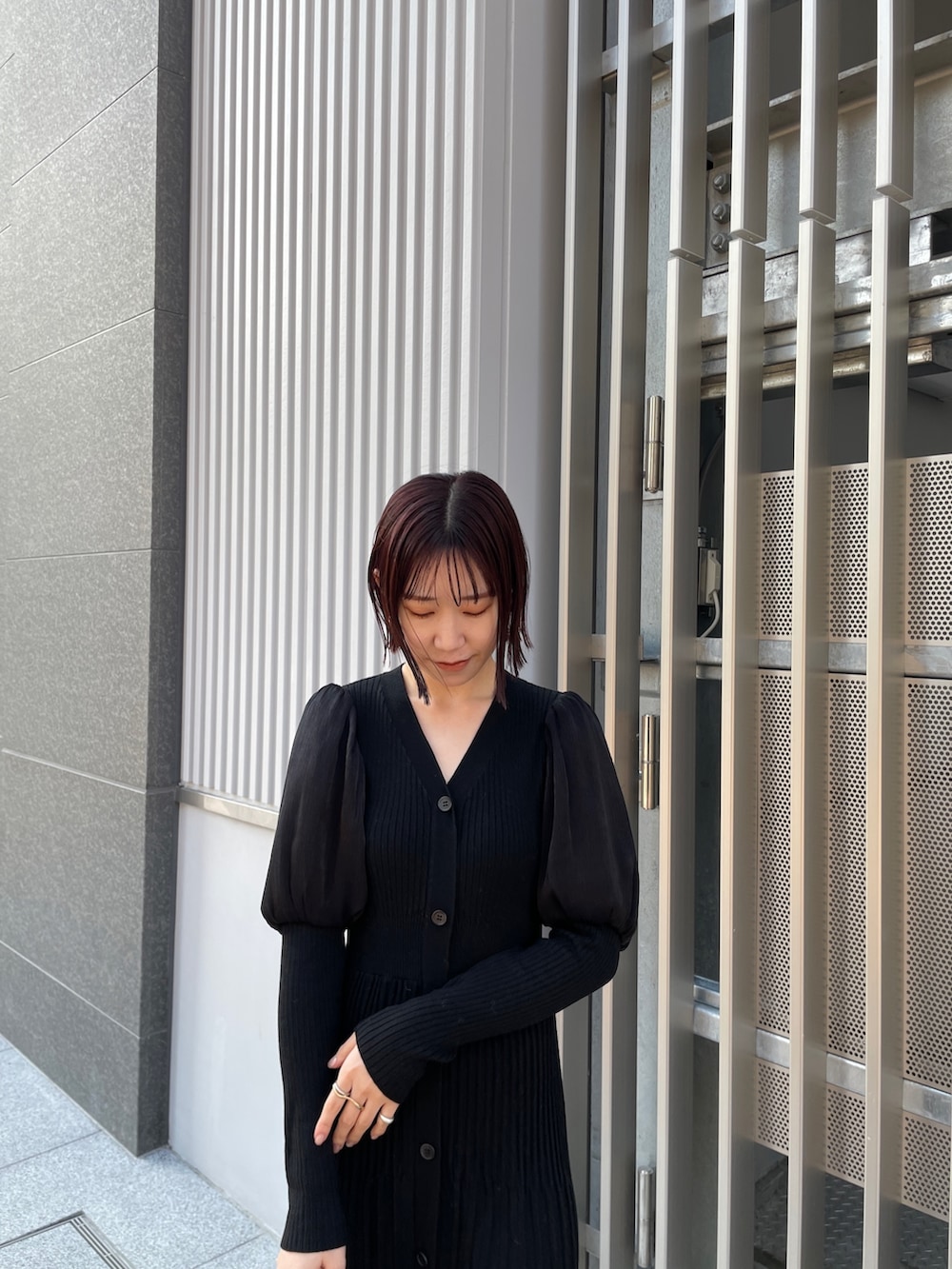 ブラック系のワンピース、ブルー系のショルダーバッグ、ホワイト系のブーツを着用したレディースの冬コーディネートの5枚目の写真