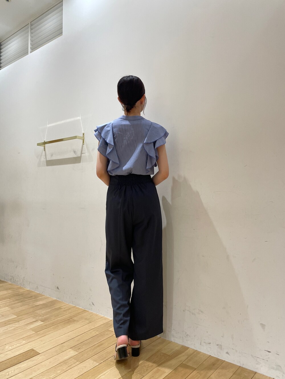 ブラック系のサンダル、その他のシャツ/ブラウス、ブルー系のスラックスを着用したレディースの夏コーディネートの5枚目の写真