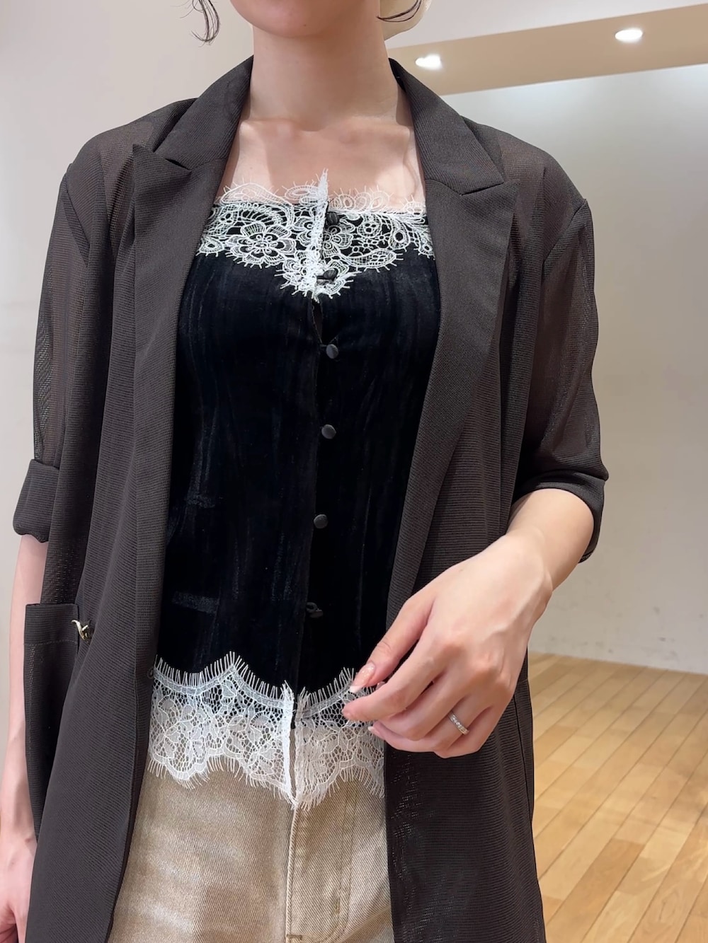 ベージュ系のデニムパンツ、ブラック系のTシャツ/カットソー、ブラウン系のハンドバッグを着用したレディースの夏コーディネートの9枚目の写真