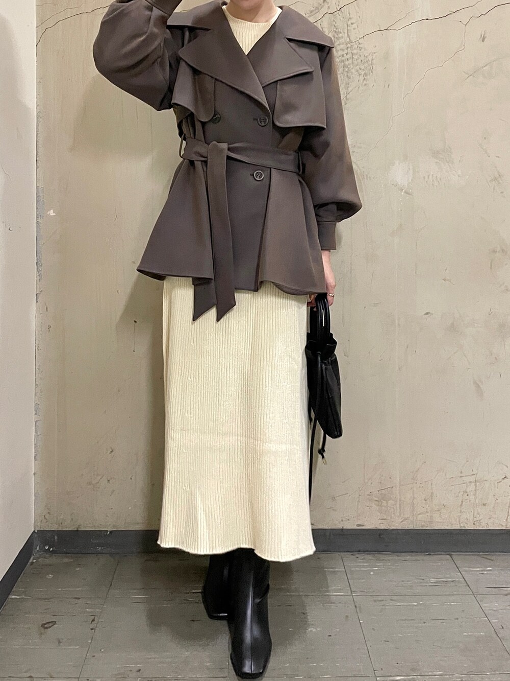 ブラック系のブーツ、ブラック系のハンドバッグ、ブラウン系のその他アウターを着用したレディースの秋コーディネートの5枚目の写真