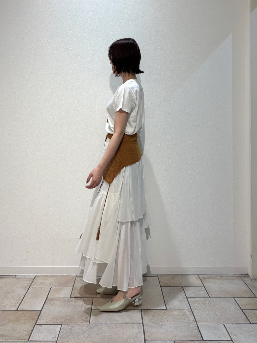 グリーン系のTシャツ/カットソー、ブラウン系のテーラードジャケット、ブラウン系のハンドバッグを着用したレディースの夏コーディネートの7枚目の写真