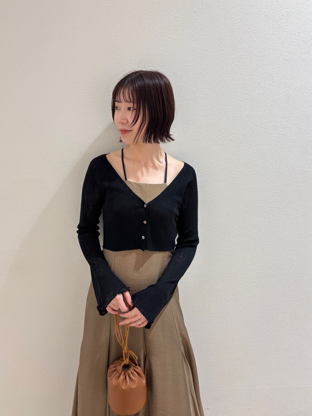 ブラウン系のワンピース、イエロー系のハンドバッグ、ブラウン系のサンダルを着用したレディースの夏コーディネートの4枚目の写真