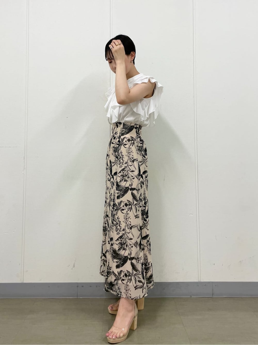 その他のパンプス、ベージュ系のスカート、ホワイト系のシャツ/ブラウスを着用したレディースの夏コーディネートの2枚目の写真