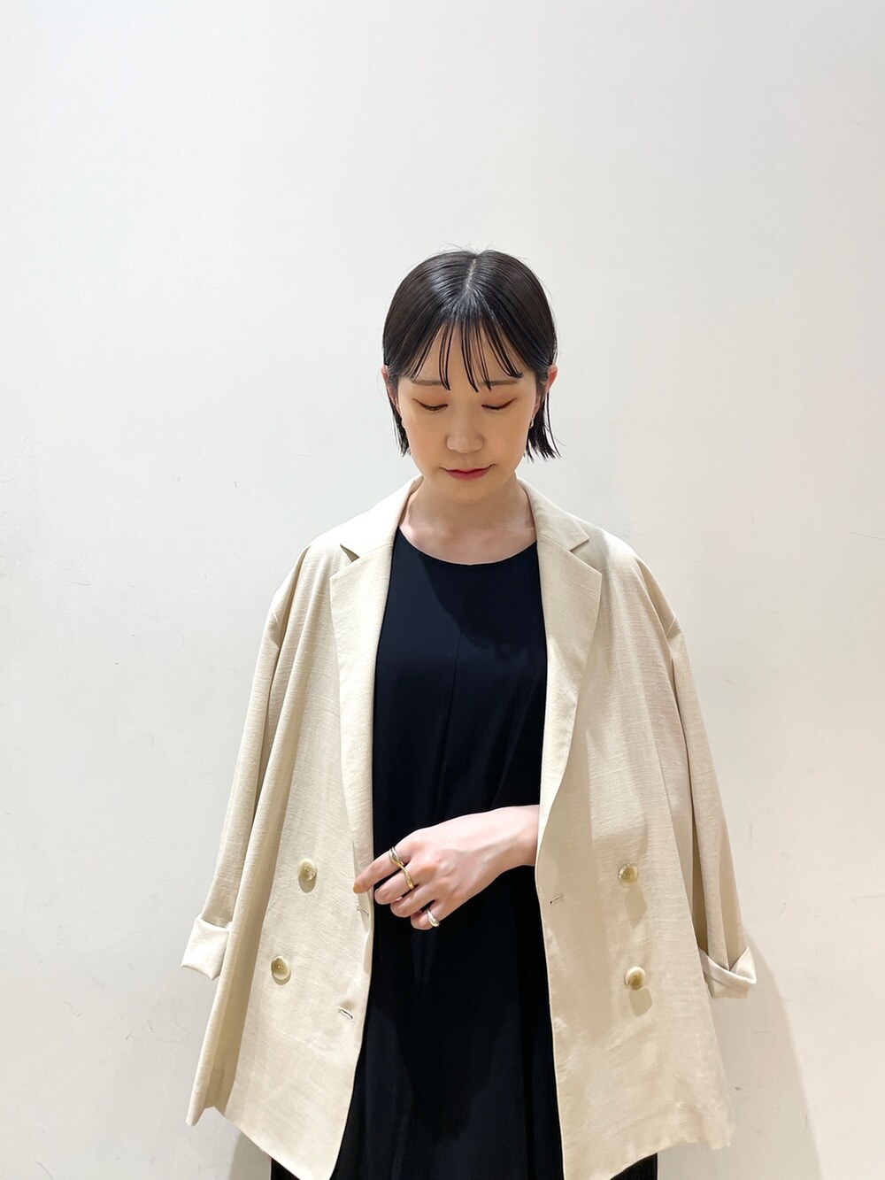 ブラック系のワンピース、ブラック系のハンドバッグ、ブラウン系のサンダルを着用したレディースの夏コーディネートの8枚目の写真