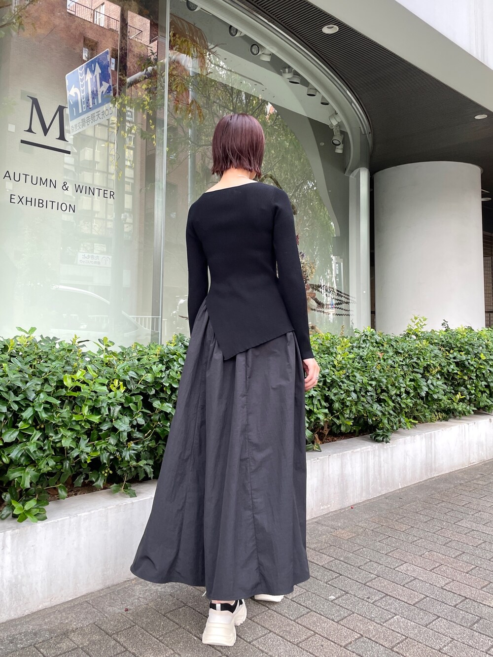 ブラック系のスニーカー、ブラック系のワンピースを着用したレディースの冬コーディネートの4枚目の写真