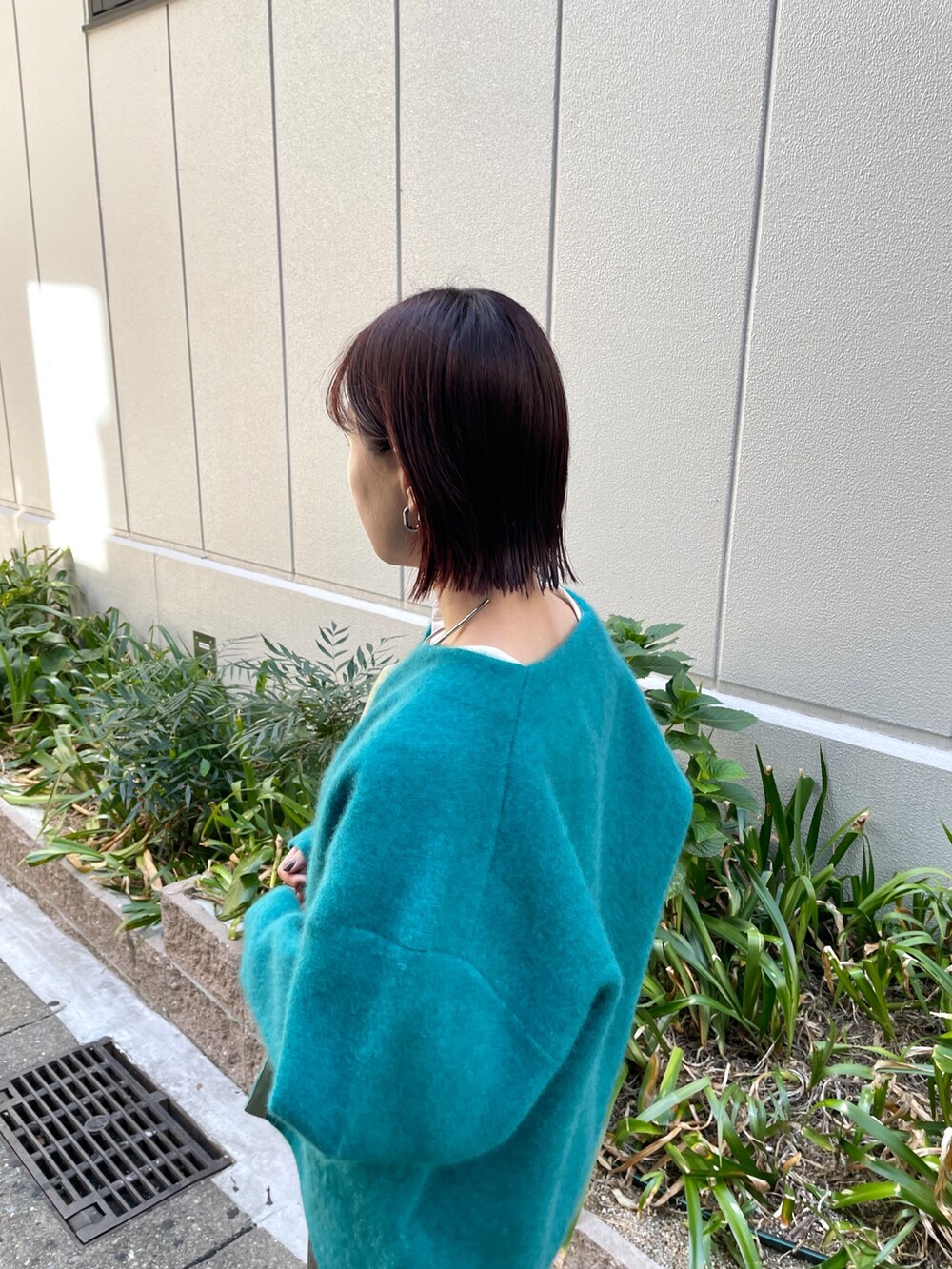 ブルー系のカーディガン/ボレロ、ブラウン系のワンピース、ホワイト系のブーツを着用したレディースの秋コーディネートの7枚目の写真