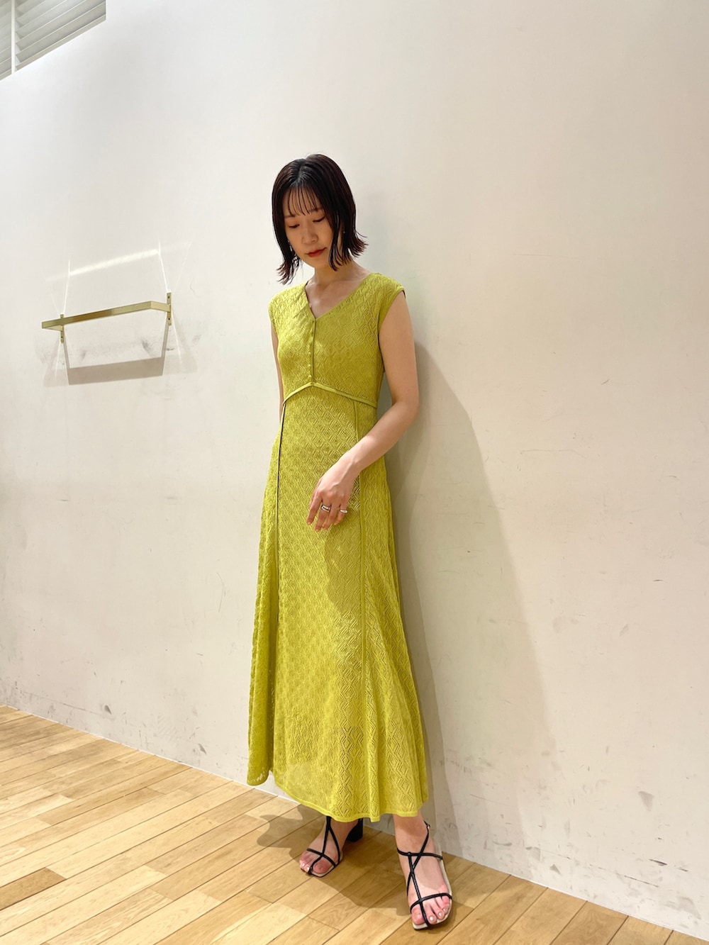 ブラック系のサンダル、グリーン系のワンピースを着用したレディースの夏コーディネートの2枚目の写真