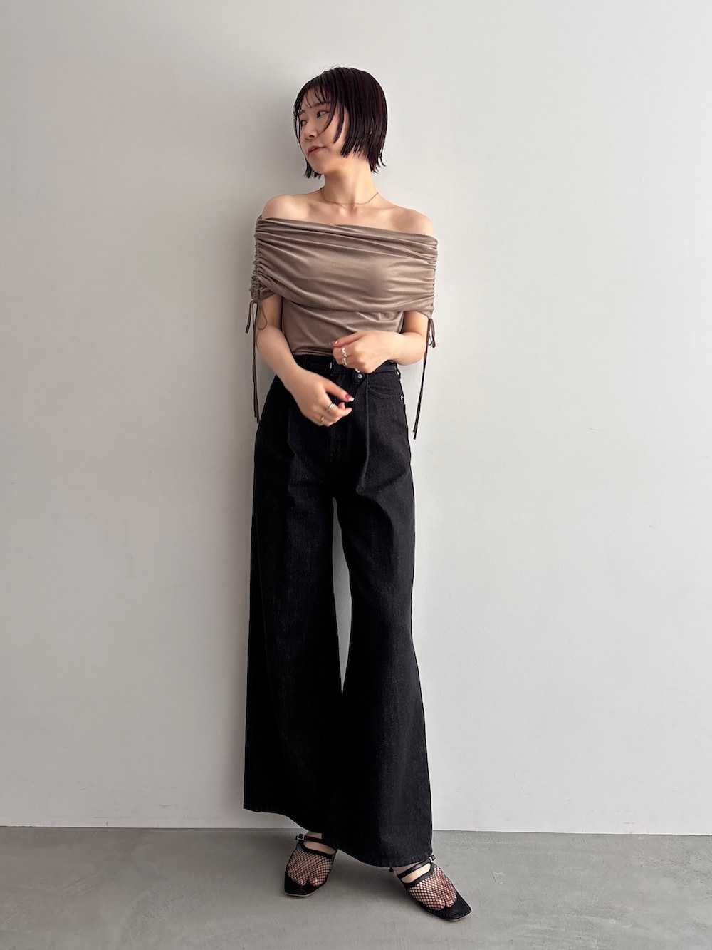 ブラック系のデニムパンツ、ブラウン系のTシャツ/カットソーを着用したレディースの夏コーディネートの3枚目の写真