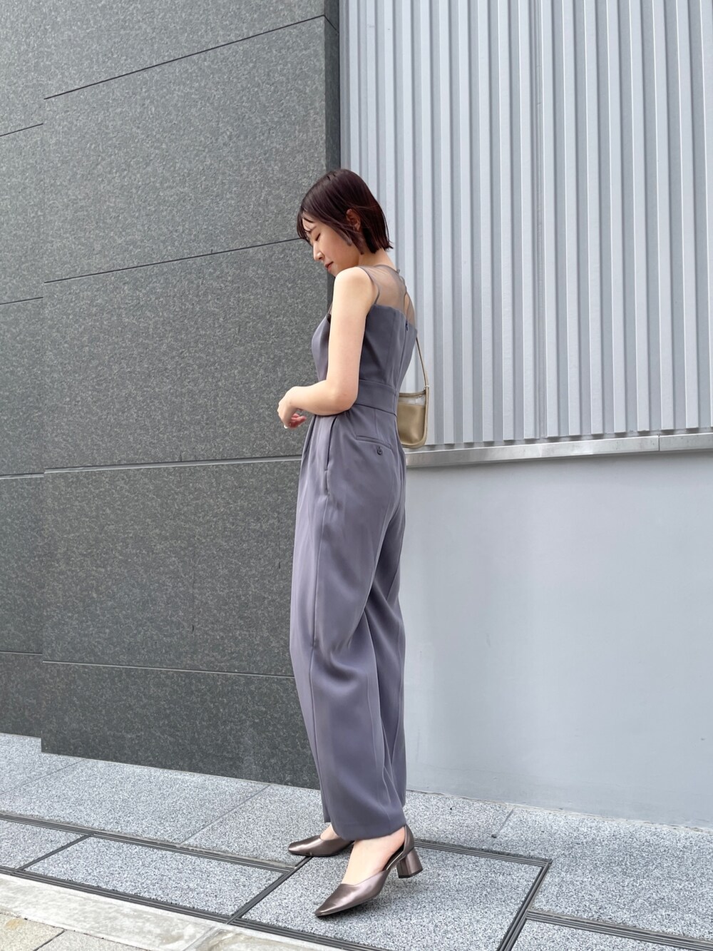 その他のパンプス、グレー系のパンツドレス、ベージュ系のハンドバッグを着用したレディースの春コーディネートの10枚目の写真