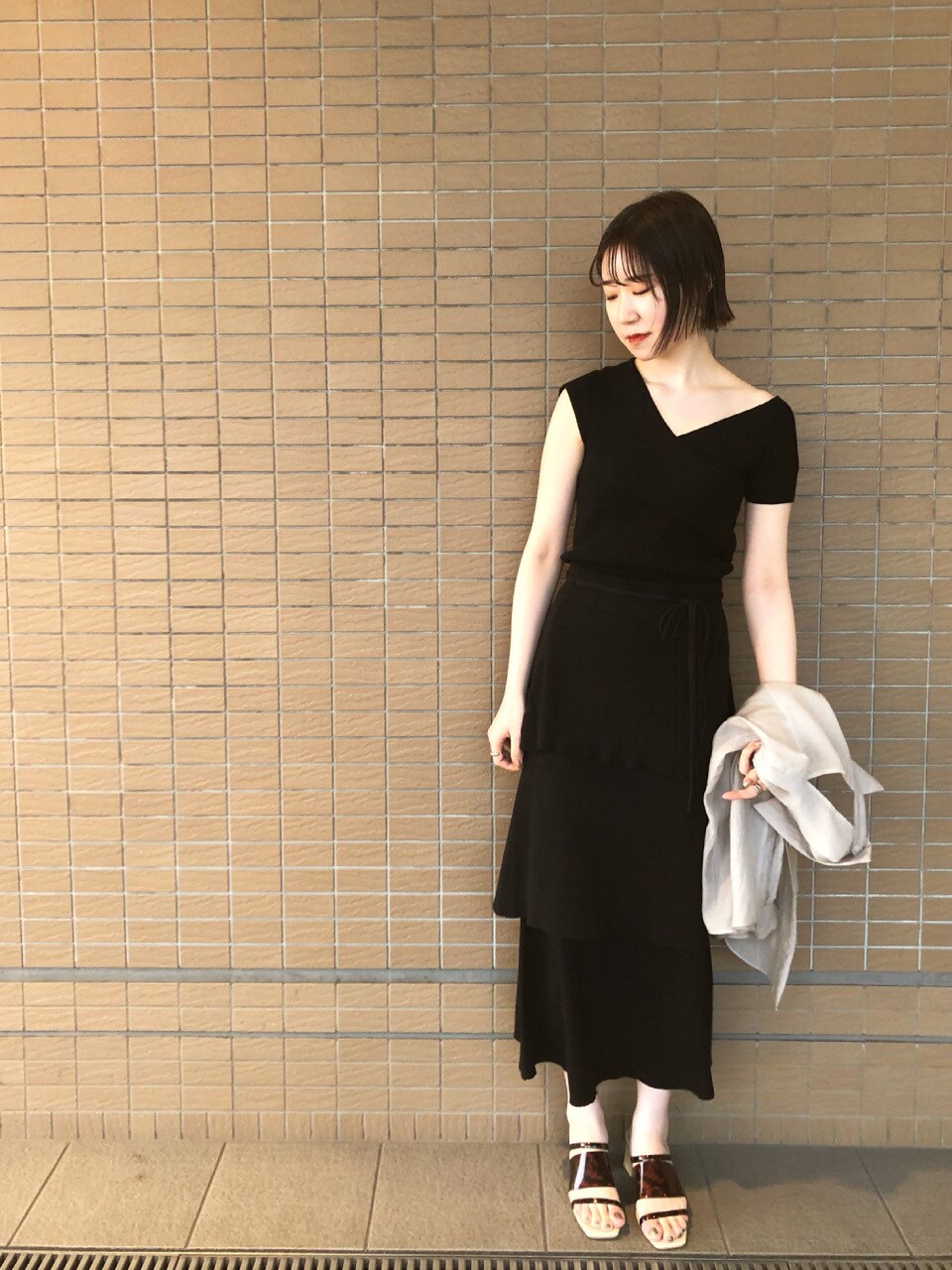 ブラック系のスカート、グレー系のシャツ/ブラウス、その他のその他シューズを着用したレディースの春コーディネートの6枚目の写真