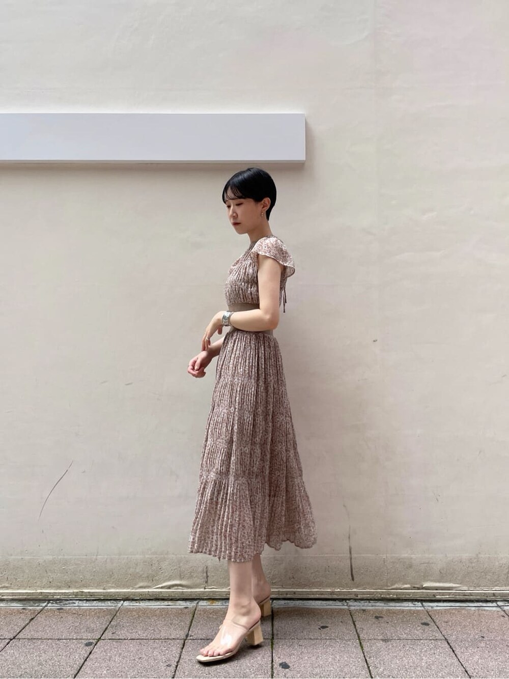 その他のサンダル、ベージュ系のワンピース、シルバー系のネックレスを着用したレディースの夏コーディネートの4枚目の写真