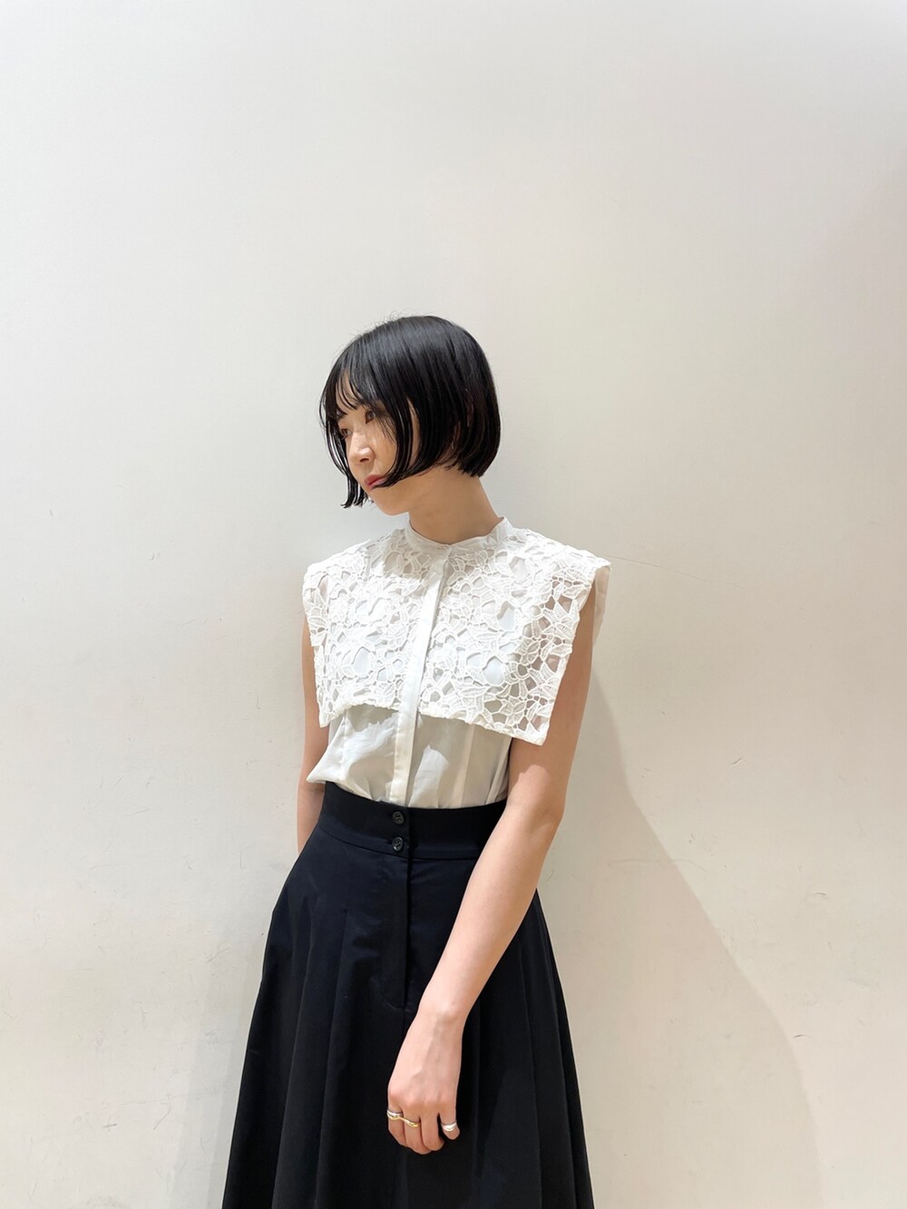 ホワイト系のシャツ/ブラウス、ブラック系のショルダーバッグ、その他のサンダルを着用したレディースの夏コーディネートの6枚目の写真