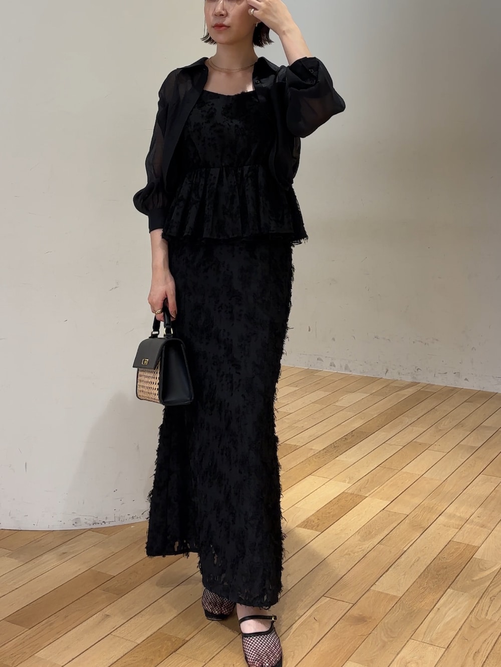 ブラック系のハンドバッグ、ブラック系のスカート、ブラック系のシャツ/ブラウスを着用したレディースの夏コーディネートの2枚目の写真