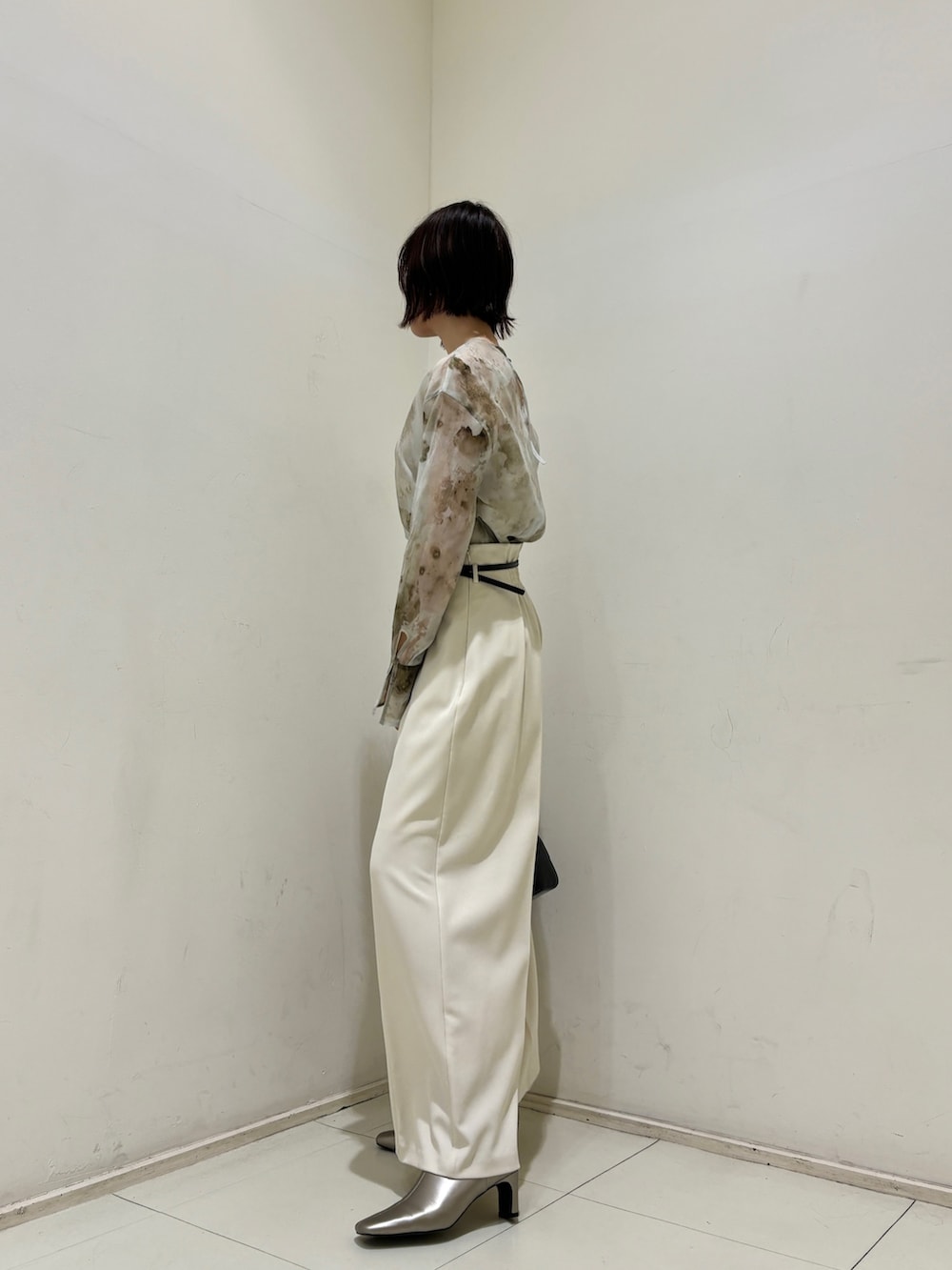 ホワイト系のその他パンツ、ブラック系のショルダーバッグ、シルバー系のブーツを着用したレディースの秋コーディネートの4枚目の写真