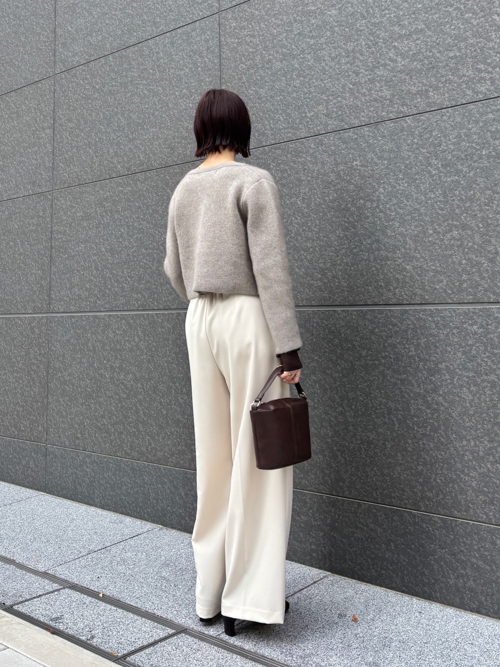ホワイト系のその他パンツ、ブラウン系のTシャツ/カットソー、ベージュ系のテーラードジャケットを着用したレディースの秋コーディネートの3枚目の写真
