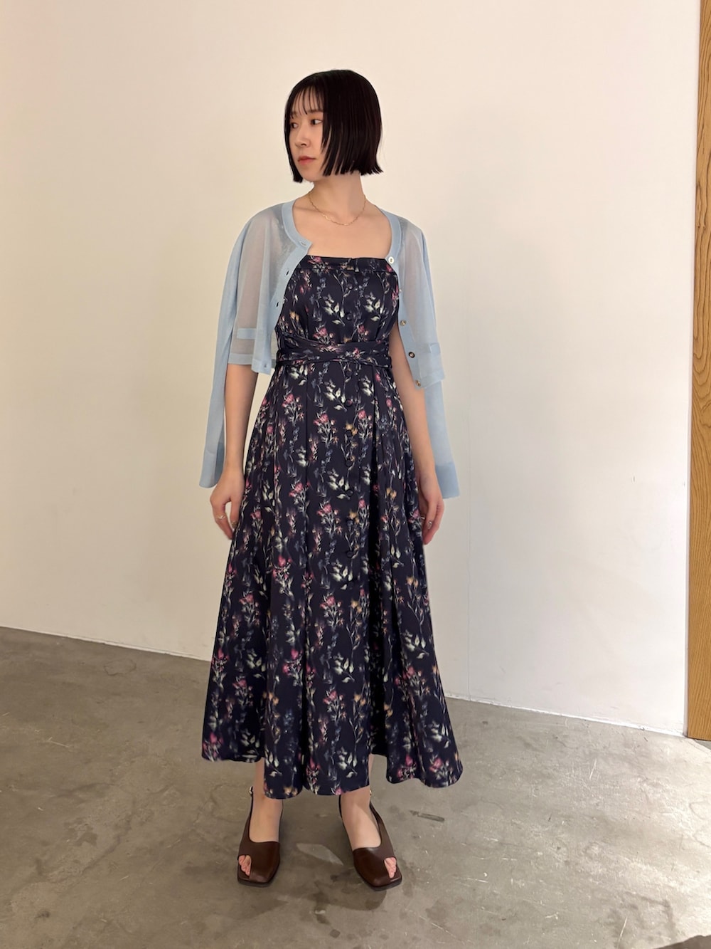 ブルー系のワンピース、ブルー系のカーディガン/ボレロ、ブラウン系のサンダルを着用したレディースの春コーディネートの3枚目の写真