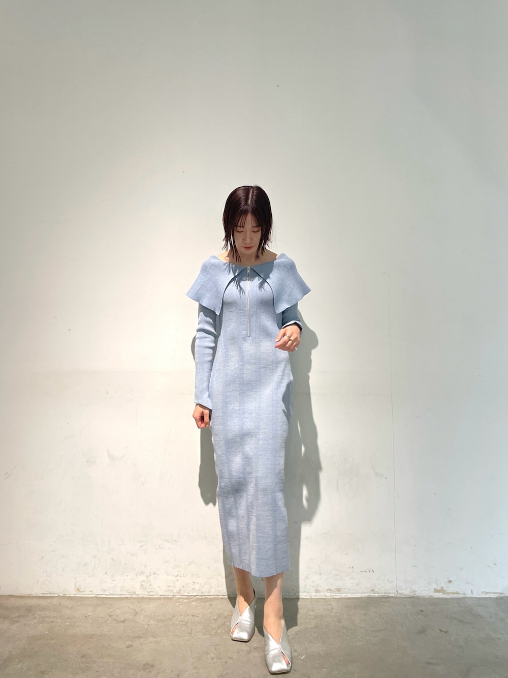 ブルー系のワンピース、シルバー系のパンプスを着用したレディースの春コーディネートの2枚目の写真