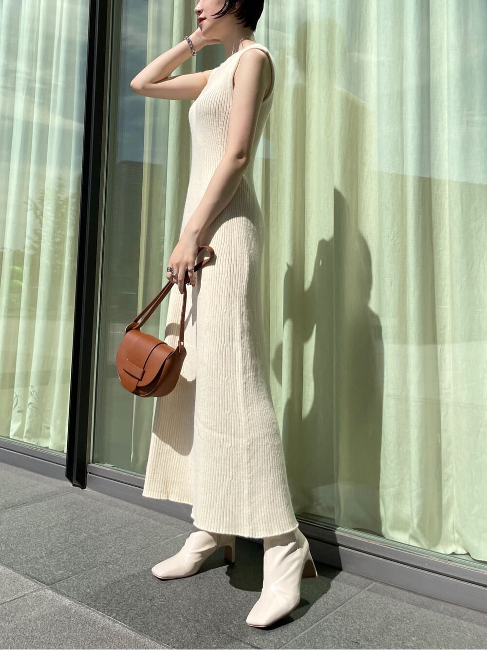 ホワイト系のその他シューズ、ブラウン系のその他アウター、ホワイト系のワンピースを着用したレディースの秋コーディネートの7枚目の写真