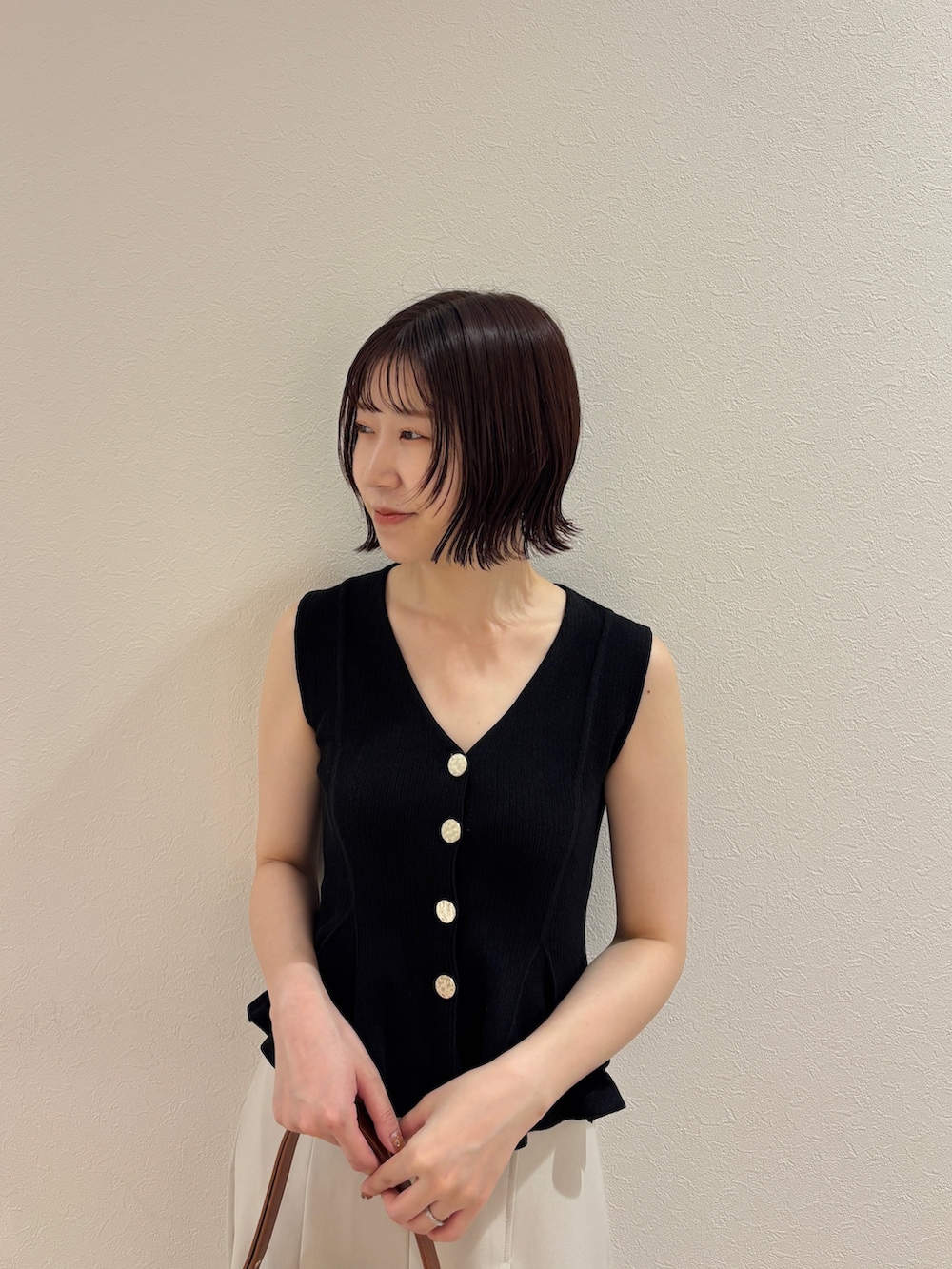 ホワイト系のその他パンツ、ブラック系のニット/セーター、ホワイト系のサンダルを着用したレディースの夏コーディネートの4枚目の写真