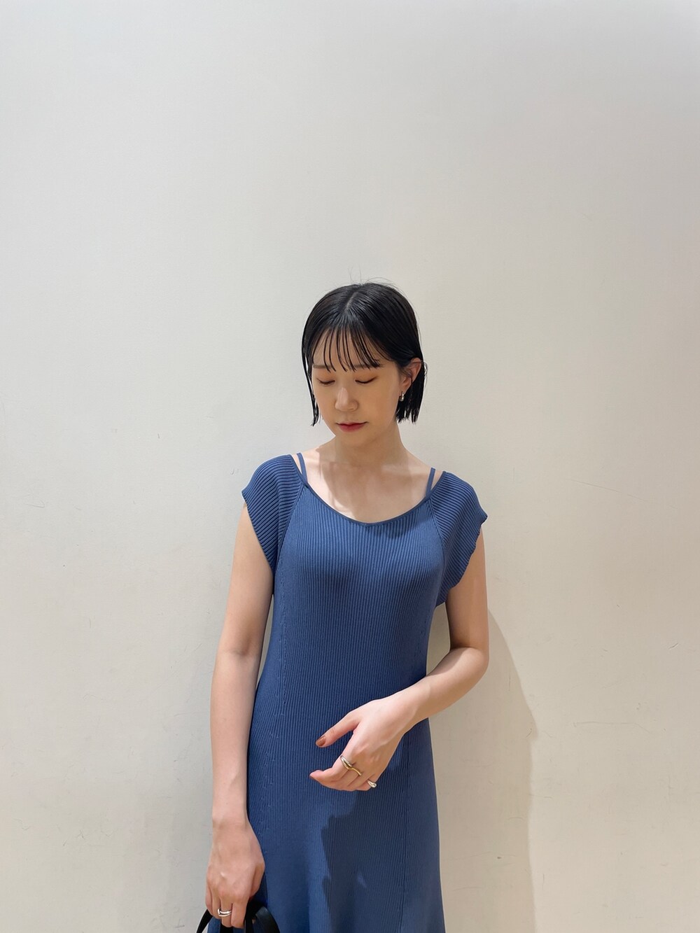 ブルー系のワンピース、ブラック系のショルダーバッグ、ベージュ系のサンダルを着用したレディースの夏コーディネートの6枚目の写真