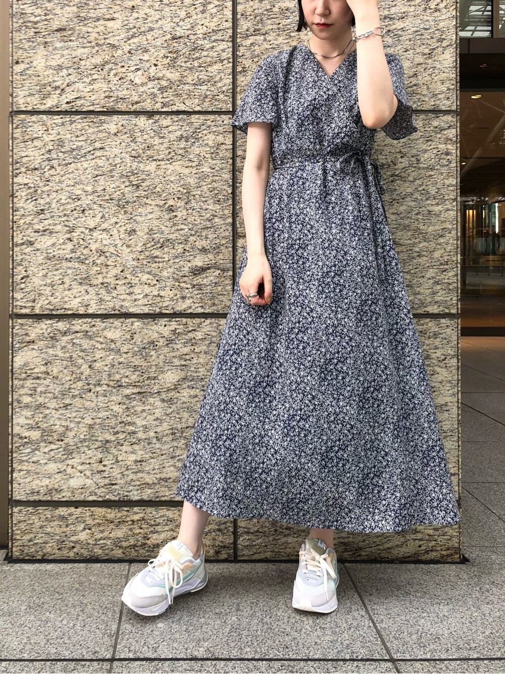 ブラック系のその他シューズ、ブルー系のワンピース、ホワイト系のスニーカーを着用したレディースの夏コーディネートの3枚目の写真