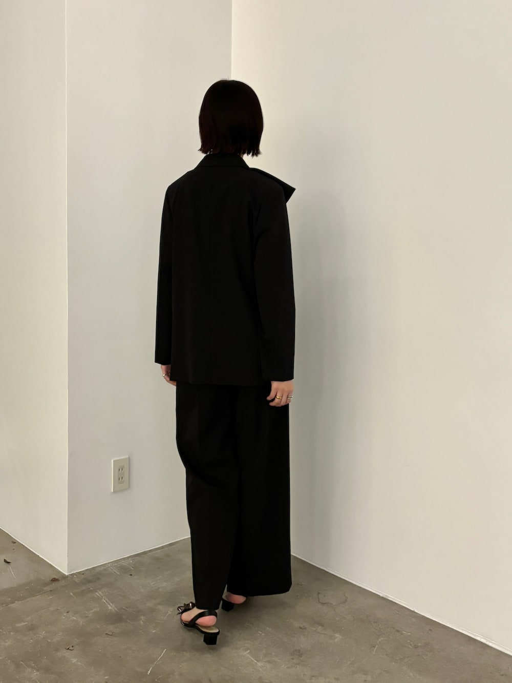 ブラック系のテーラードジャケット、その他のパンプス、ブラック系のスラックスを着用したレディースの冬コーディネートの5枚目の写真