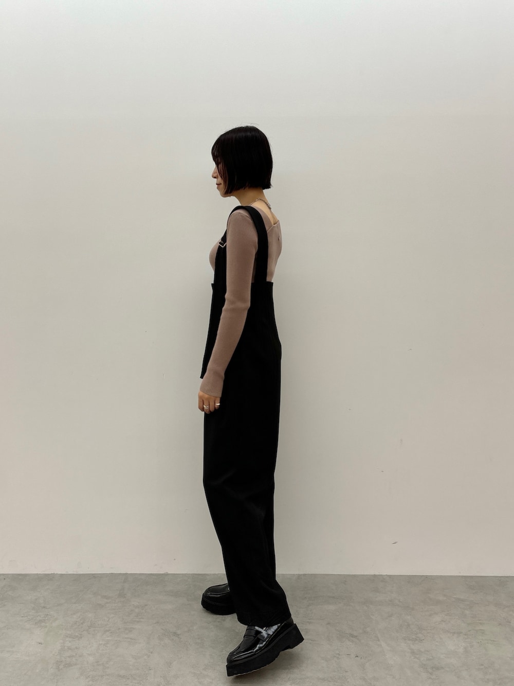 ブラック系のその他パンツ、ピンク系のニット/セーター、ブラック系のローファーを着用したレディースの秋コーディネートの5枚目の写真