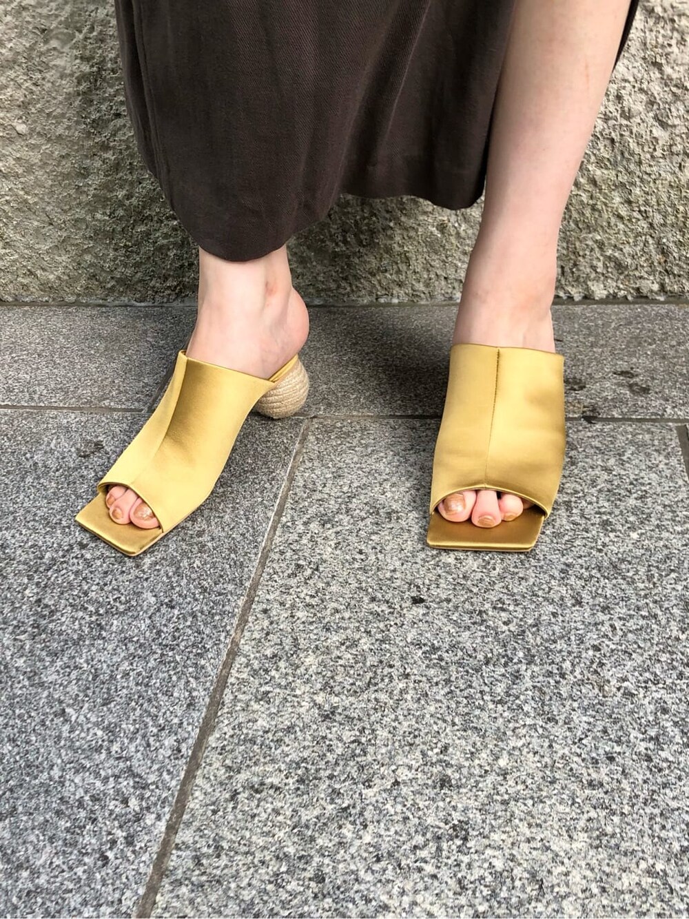 イエロー系のサンダル、グレー系のワンピース、シルバー系のネックレスを着用したレディースの夏コーディネートの6枚目の写真