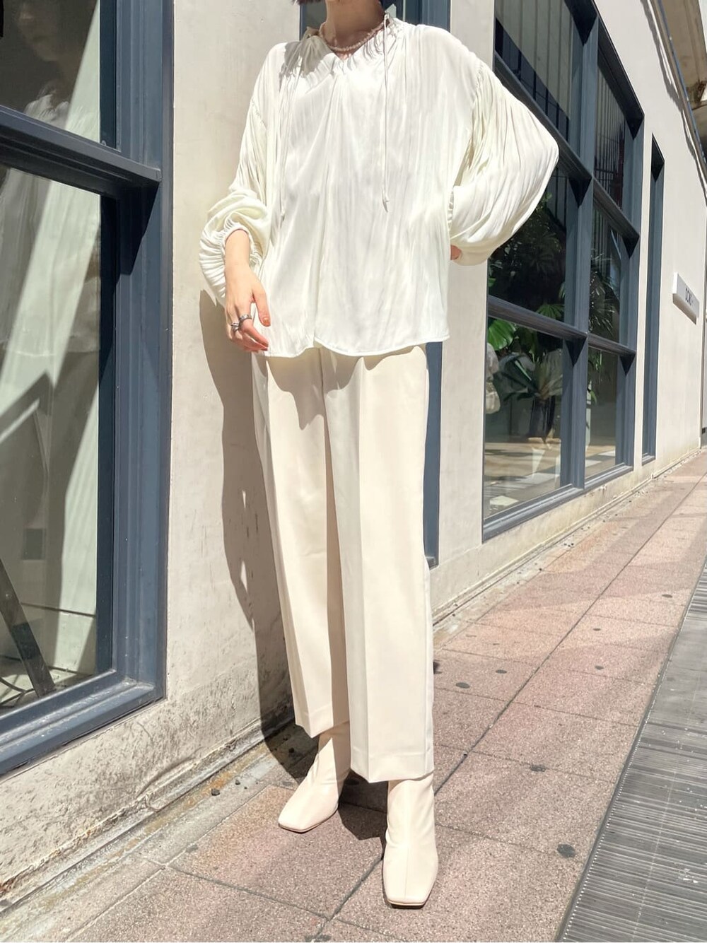 ホワイト系のシャツ/ブラウス、ホワイト系のその他シューズ、ベージュ系のその他アウターを着用したレディースの秋コーディネートの5枚目の写真