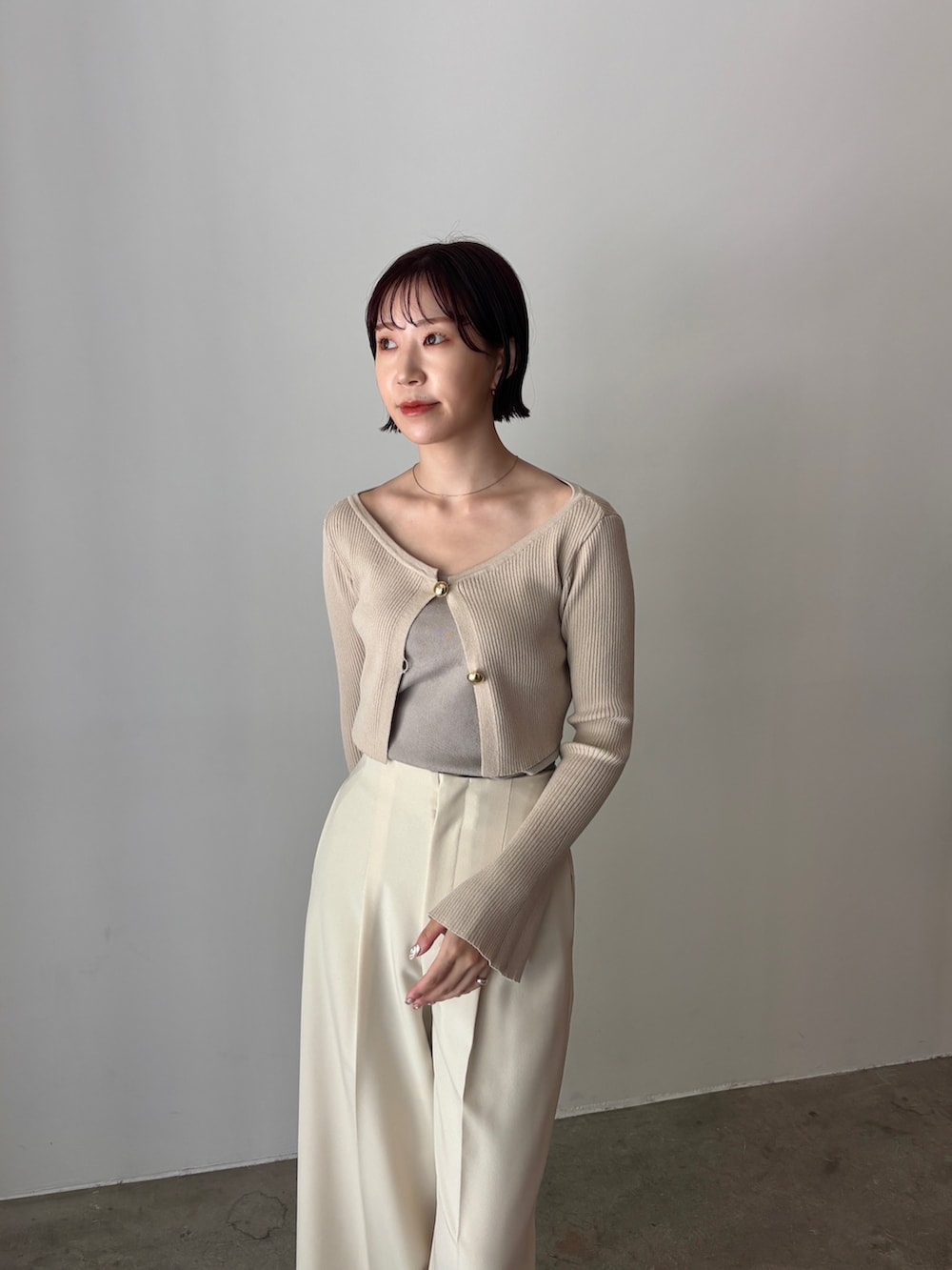 ホワイト系のワンピース、ブラウン系のボストンバッグ、ブラック系のブーツを着用したレディースの秋コーディネートの8枚目の写真